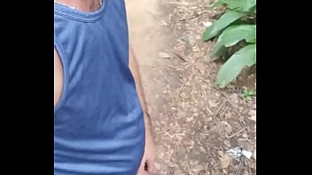 Dando Um Mijão No Mato.