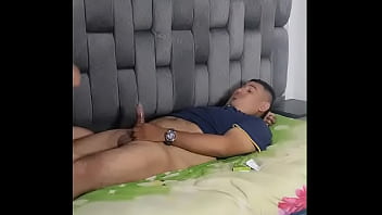 Me Follo A Mi Hermanastra En Su Cuarto Cuando Descansa