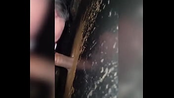 Chupando Um Pau Gostoso No Buraco Da Cabine.