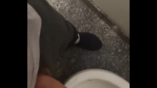 Batendo Uma No Banheiro Da Rodoviaria.