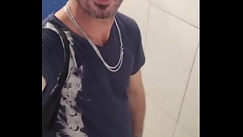 Tesão No Banheiro Da Estação.