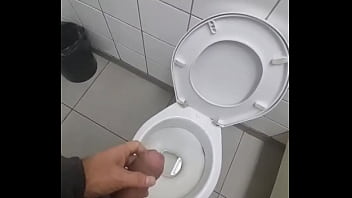 Batendo Uma No Banheiro Da Estação.