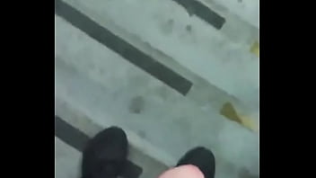 Esperando Um Puto Na Escada Do Shopping.