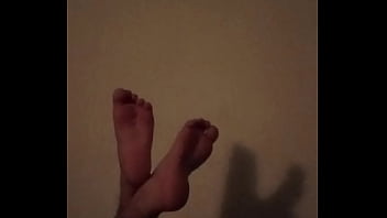 Anna Júlia Gosta De Mostrar As Solas Dos Pés