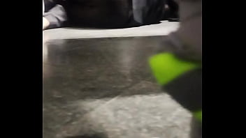 Banheirao Cara Chegou De Viagem Foi Pro Banheiro Deitou No Box E Caiu De Boca Na Rola. O Faxineiro Ainda Ficou Vigiando.