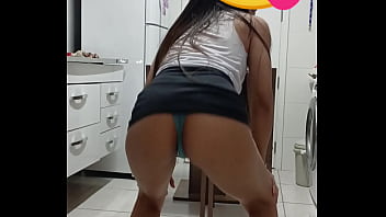 Dançando De Mini Saia