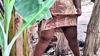 Milf Evangélica Da Buceta Grande Mijando Em Público