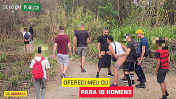 Levei 2 Amigos H_teros Para Foder Meu Cu Em P_blico, Onde Homens Costumam Fazer Caminhada. Enquanto Cada Um Se Reserva Para Comer Meu Cu, Uma Plateia De Homens Observa E Se Masturbal.
