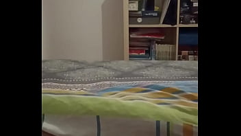 Cansado Me Relajo En Mi Cuarto