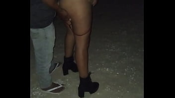 Manoseada Y Exhibida En La Orilla De La Playa Publica