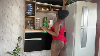 Em Plena Luz Do Dia Meu Marido Quer Fuder Minha Buceta Enquanto Arrumo A Casa, E Claro Que Dei Gostoso Pra Ele Na Cozinha.
