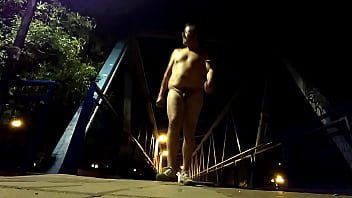 Caminando Desnudo En Un Puente Por La Noche
