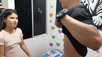 Hermano Interrumpe Su Hermana En Su Estudio