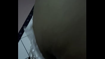 Coroa Usando Fantasia De Enfermeira Sentando No Pau