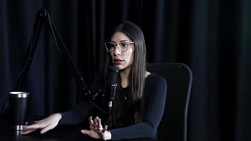 Com Dezenove Anos Decidiu Fazer Atendimentos, Teve Um Relacionamento Abusivo, Fugiu De Casa, E Seu Primeiro Cliente A Tratou Bem - Melina Khalifa (watch On: Sheer/red)