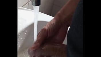 Tarado Limpando O Pau No Banheiro Da Empresa