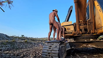 Trabalhador De Maquina Pesada Abandona O Trabalho Pra Tranzar Com Uma Gostosa Que Chega Pra Distrai Lo