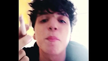 Fumo Mostrando Mi Gran Culo Por La Ventana Para Que Los Vecinos Me Vean (quiero Q Alguien M Folle)