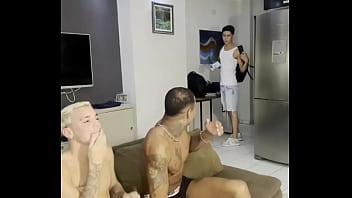 Sobrinho Chega Mais Cedo E Dar De Cara Com Os Tios Fudendo