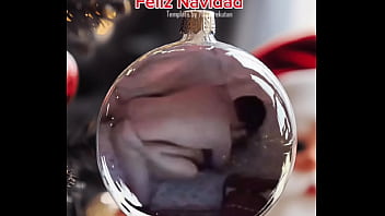 Mi Vecina Me Ayuda A Decorar El árbol De Navidad Y Terminamos Cogiendo A Lado Del árbol.