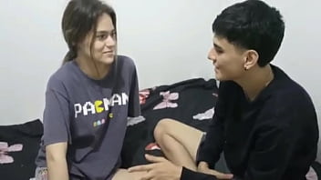 Recibe Una Hermosa Visita De Un Antiguo Amigo Y Entre Conversa Este La Termina Follando Hasta Que Termina Corriendose En Ella Toda