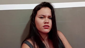 Aprovecho Que No Hay Nadie En Mi Casa Para Follarme Duro A Mi Pequeña Hermanastra En La Cocina Y Venirme En Su Coño. Hg