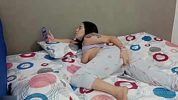 Hermanastra Cachonda Es Descubierta En Su Habitación Masturbándose Y La Llenan De Leche- Historia Completa