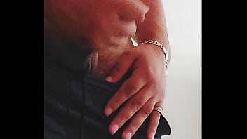 Hombre Tocandose En La Casa De La Tia