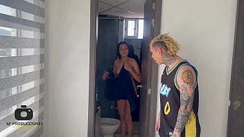 Espio A Escondidas A Mi Linda Vecina Mientras Se Ducha Y Termino Cogiendola Mas Duro Que Su Marido. H.l.