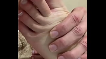 Chupando Os Dedinhos - sucking, feet, gostosa, esposa, fetiche, namorada, dedos, lindo, pes, pezinho, white-girl, white-nai - Video 54014