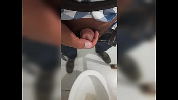 Daddy Se Calienta Viendo Twinks Y Se Masturba En El Ba_o De La Oficina Twinklovermx