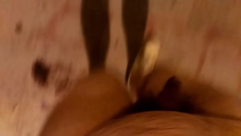 Desnudo A Lo Largo De Un Puente Sobre La Autopista Por La Noche