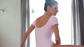 Ballerina Dancer Arian Takes Pussy Pounding While Flexing On The Barre - S4:e7