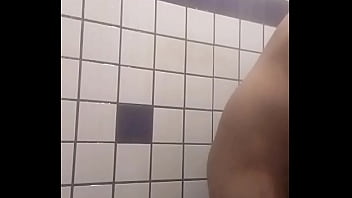 Batendo Uma Gostoso Tomando Banho