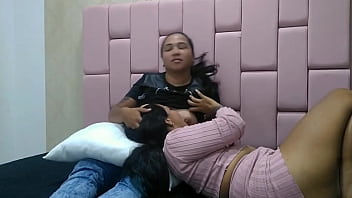 Veo Una Pelicula Con Mi Amiga Pervertida Y Terminamos Frotando Nuestros Co_os Hasta El Orgasmo