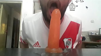 Chupando El Juguete De Mami 12