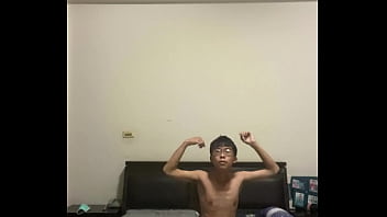 男少年裸體，拍很遠的視角打手槍，射很多精液，還叫的很大聲，很爽