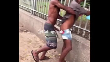 Vi Esse Cara Arrastando Essa Mulher Pela Calçada, Gritando Com Ela. Até Que Ele Lhe Deu Um Empurrão E Se Forçou Sobre ...