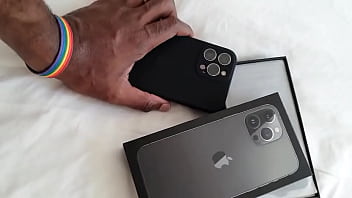 Agora com um brinquedo novo: Iphone 13 Pro Max. E do mesmo cliente/fã que presenteou com o 12 pro max há 8 meses. Sempr...