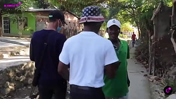 Preguntando En El Caserío