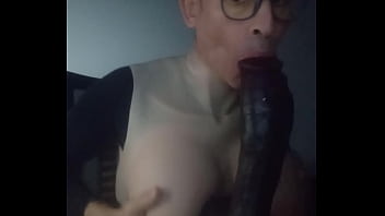 Vicenta Casada Haciendo Un Anuncio Mamando Un Pollon Gigante Para Atraer Clientes Al Puticlub