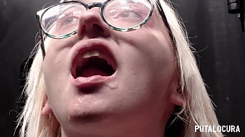 Putalocura - Friki Rubita Emejota Tragando Lefa Y Pollas En Morboso Gloryhole