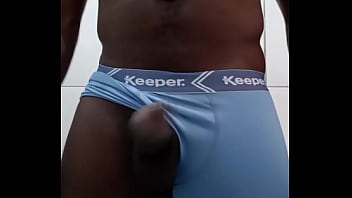 Negão Do Pau Enorme E Trincando Mostrando Por Baixo Da Cueca