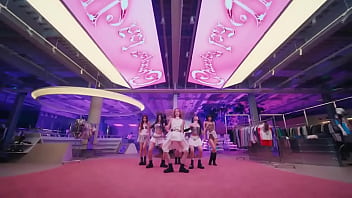 Novinhas Brincando Com Uma Coisa Gelada E Atrevida