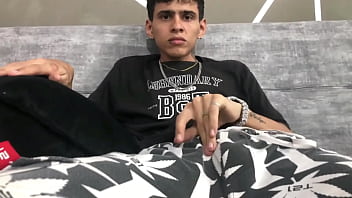 Me Follo A Mi Hermanastro Para Jugar Con La Consola De Videojuegos.