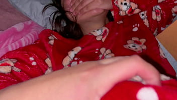 Visito A La Sobrina De Mi Esposa En Su Cuarto Y As_ De F_cil La Agarro Acostadita En Su Cama