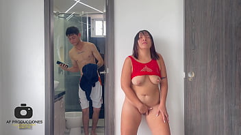 Mi Madrastra Me Espia Mientras Tomo Una Ducha Y Me Ruega Que La Folle Duro Antes Que Llegue Su Marido