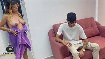 Chica Rubia Latina Paga Con Sexo Anal A Joven Mensajero Y La Folla Duro A Escondidas De Su Marido.