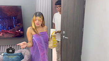 Chica Rubia Latina Paga Con Sexo Anal A Joven Mensajero Y La Folla Duro A Escondidas De Su Marido. H.l.