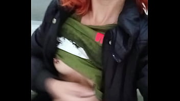 Novinha Mostrando Os Peitinhos Com Piercing